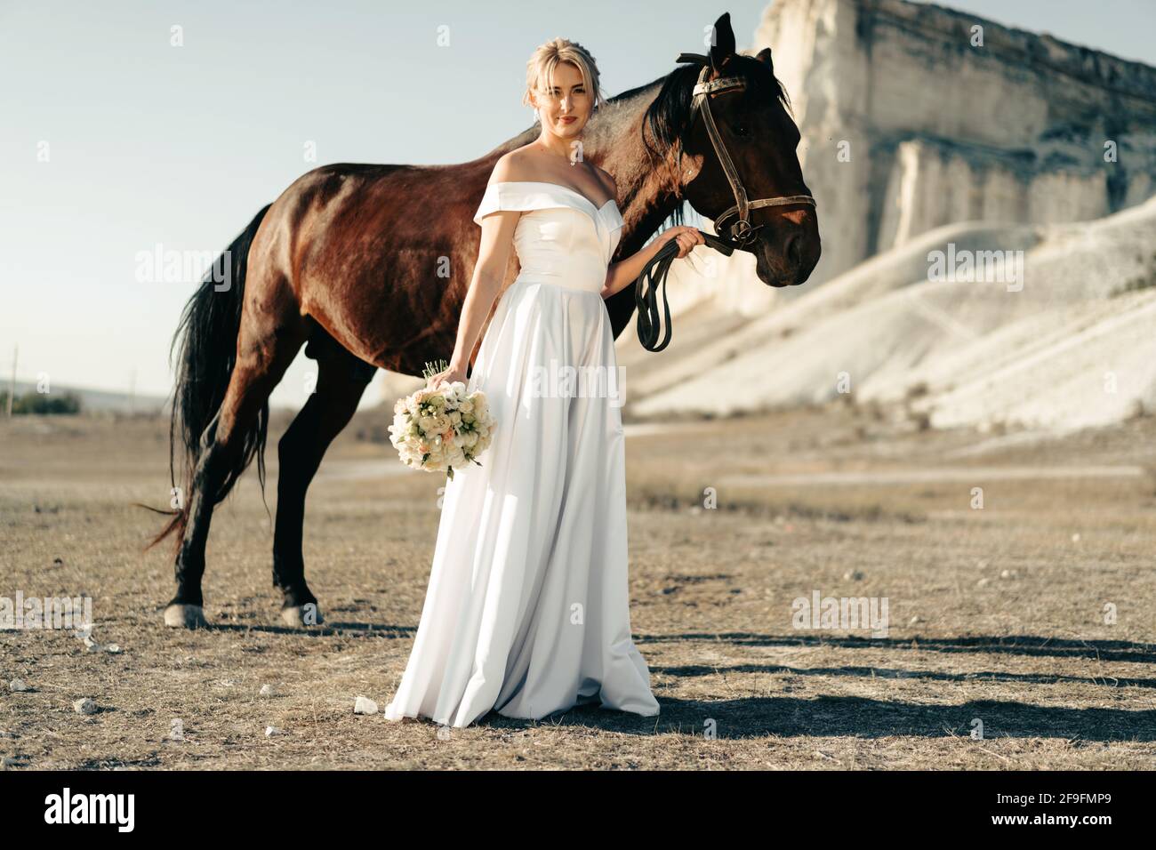 Portrait d'une belle mariée avec cheval Photo Stock - Alamy