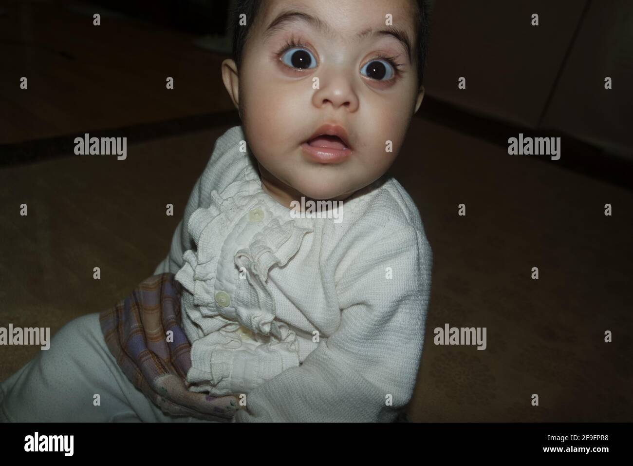Un Gros Plan D Un Bebe Surprise Avec Un Gros Brun Les Yeux A La Maison Photo Stock Alamy