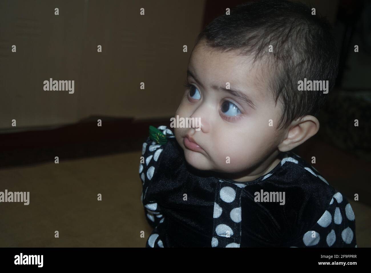 Un Gros Plan D Un Bebe Mignon Avec Un Gros Brun Les Yeux A La Maison Photo Stock Alamy