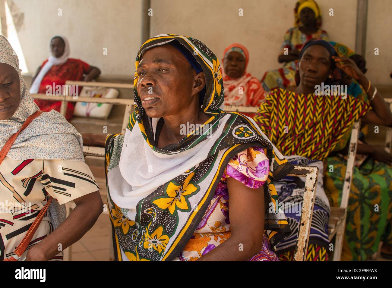 Dodoma, Tanzanie. 08-18-2019. Portrait d'une femme musulmane noire qui attend avec un visage sérieux et une expression effroyée pour recevoir une assistance médicale. Banque D'Images