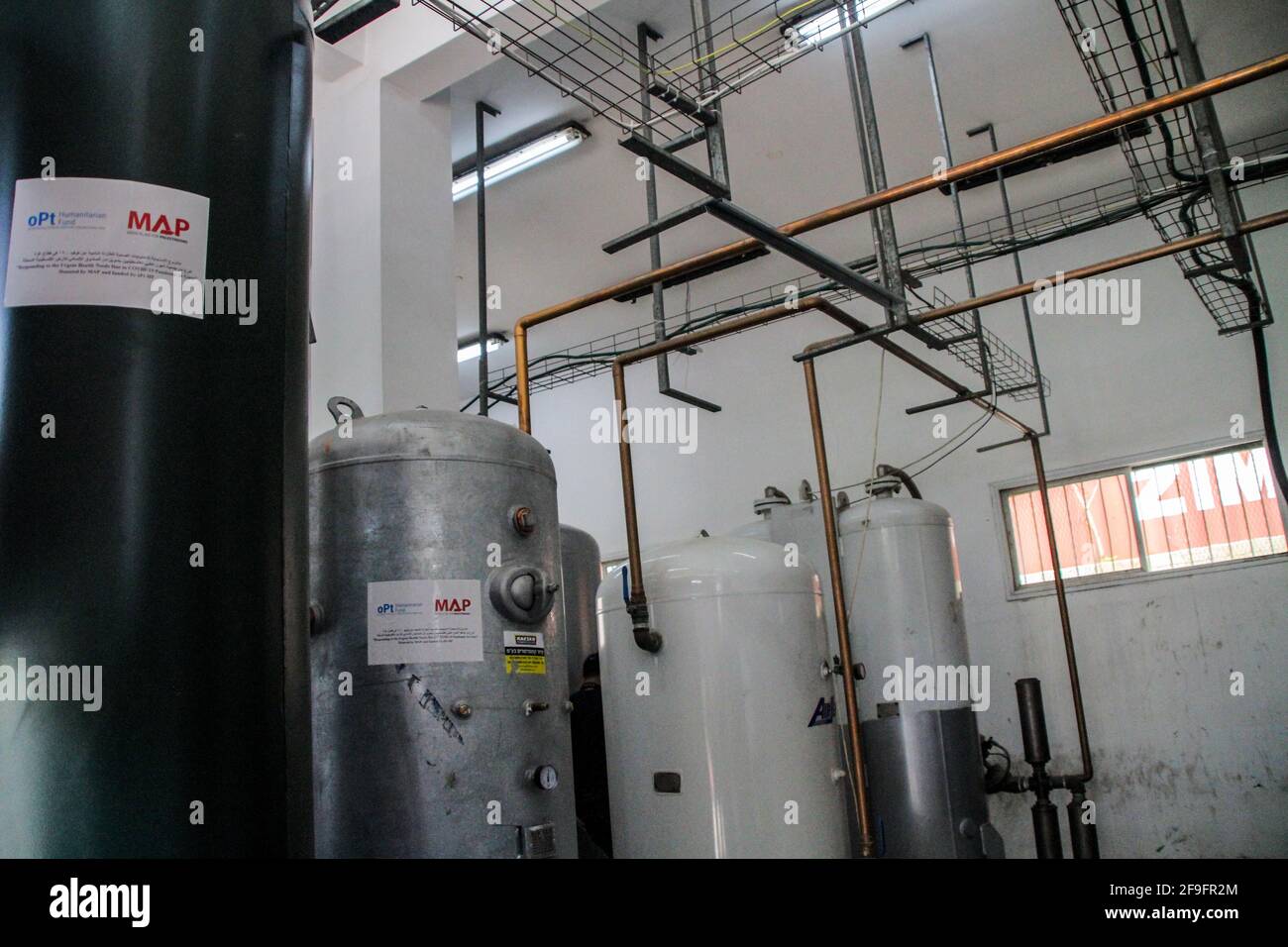 11 novembre 2021 : Gaza, Palestine. 18 avril 2021. Le Ministère palestinien de la santé à Gaza inaugure une nouvelle centrale de production d'oxygène pour produire de l'oxygène de qualité médicale au complexe médical d'Al-Shifa, dans la ville de Gaza. Les nouvelles installations augmenteront la disponibilité de l'oxygène pour le soutien ad traitement des patients Covid-19 dans la bande de Gaza crédit: Ahmad Hasaballah/IMAGESLIVE/ZUMA Wire/Alamy Live News Banque D'Images