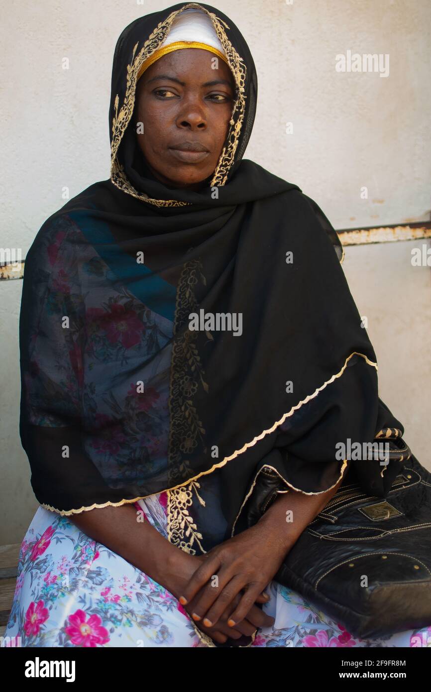 Dodoma, Tanzanie. 10-10-2018. Portrait d'une femme musulmane noire avec un visage sérieux et une expression effrayée pour recevoir une assistance médicale. Banque D'Images