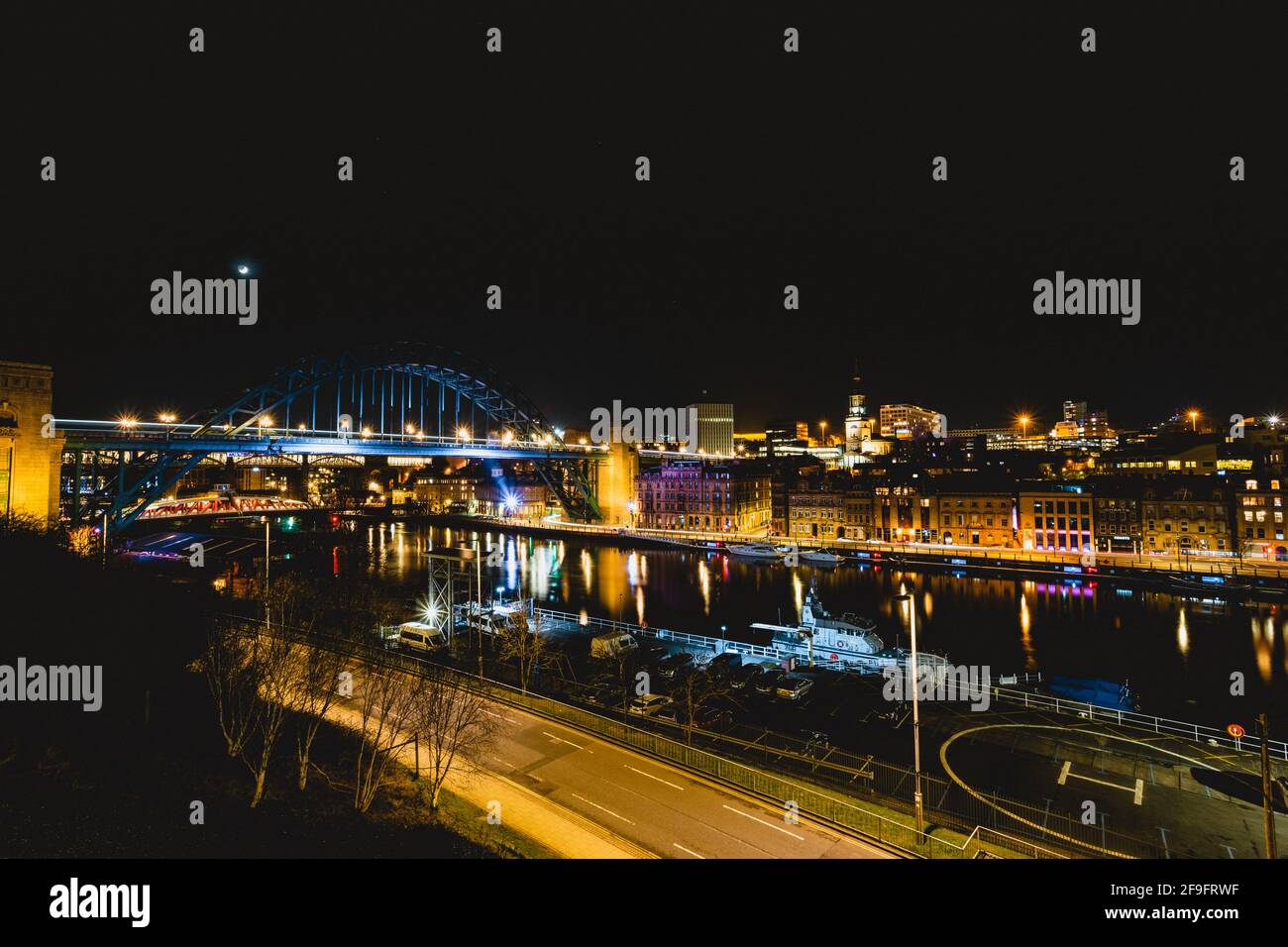 Gateshead Royaume-Uni: 16 mars 2021: Vue sur Newcastle Quayside et Tyne Bridge, illuminé la nuit par une soirée claire. HMS Calliope et Helipad dans FO Banque D'Images