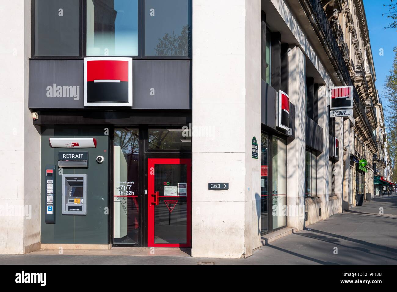 Paris, France - 18 avril 2021 : vue extérieure d'une succursale de la banque française Société générale Banque D'Images