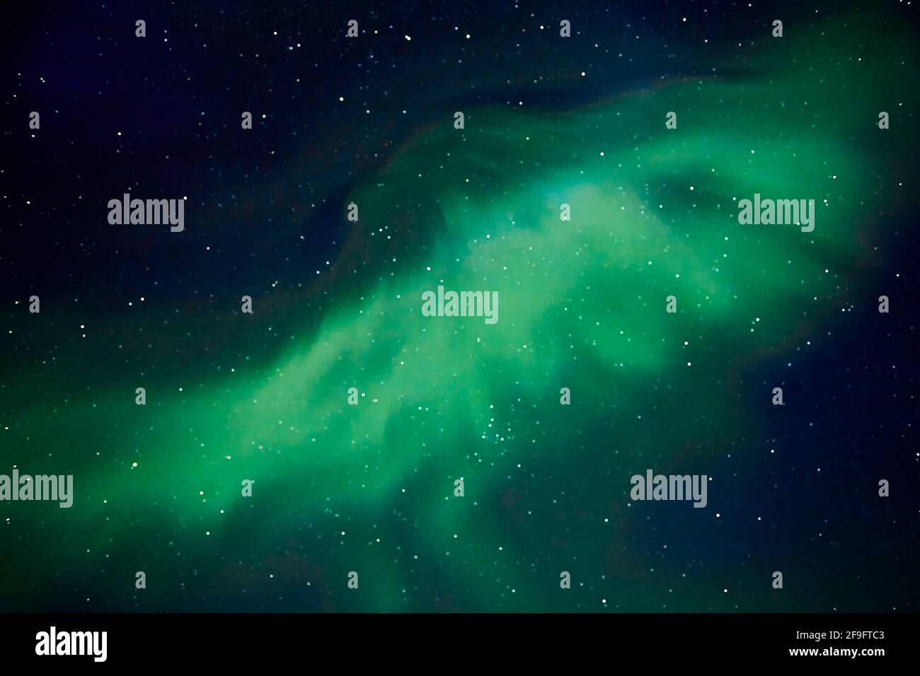 Les aurores boréales (Aurora borealis) au-dessus de la Laponie suédoise. L'écran affiche le bleu cobalt rarement vu ainsi que les verts et les violets Banque D'Images