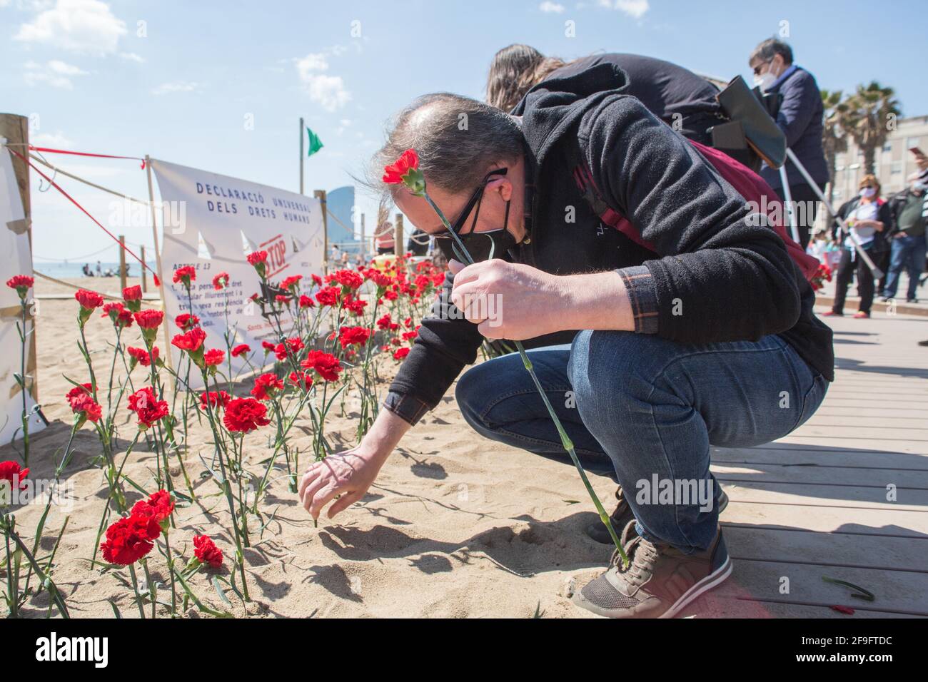 Une personne est vue planter un plantule d'une nation sur le sable de plage.Stop Mare Mortum, une plate-forme qui vise à promouvoir un changement dans les politiques européennes d'immigration et d'immigration afin d'assurer que les droits de l'homme sont garantis et respectés, a mené, sur la plage de Barceloneta à Barcelone, Une action visuelle pour dénoncer les morts constantes en Méditerranée et dans l'Atlantique. Quelque 150 personnes ont effectué une plantation d'une nation au nom des plus de 1200 personnes qui sont mortes en 2020 sur la route pour atteindre les îles Canaries. (Photo de Thiago Prudencio/SOPA Images/Sipa USA) Banque D'Images