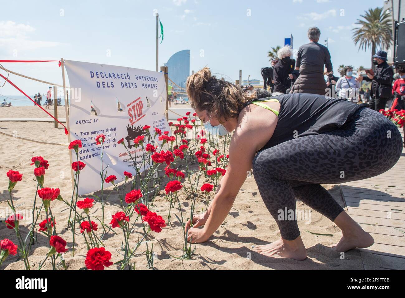 Une personne est vue planter un plantule d'une nation sur le sable de plage.Stop Mare Mortum, une plate-forme qui vise à promouvoir un changement dans les politiques européennes d'immigration et d'immigration afin d'assurer que les droits de l'homme sont garantis et respectés, a mené, sur la plage de Barceloneta à Barcelone, Une action visuelle pour dénoncer les morts constantes en Méditerranée et dans l'Atlantique. Quelque 150 personnes ont effectué une plantation d'une nation au nom des plus de 1200 personnes qui sont mortes en 2020 sur la route pour atteindre les îles Canaries. (Photo de Thiago Prudencio/SOPA Images/Sipa USA) Banque D'Images