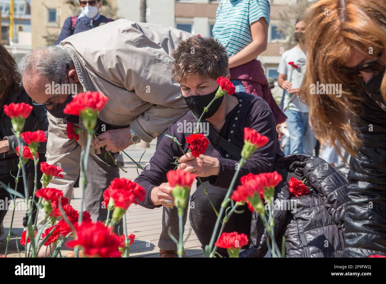 18 avril 2021, Barcelone, Catalogne, Espagne: On voit mettre une plantule de la carnation sur le sable de la plage.Stop Mare Mortum, une plate-forme qui vise à promouvoir un changement dans les politiques européennes d'immigration et d'immigration afin d'assurer que les droits de l'homme sont garantis et respectés, a mené à bien, Sur la plage de Barceloneta à Barcelone, une action visuelle pour dénoncer les morts constantes en Méditerranée et dans l'Atlantique. Quelque 150 personnes ont effectué une plantation d'une nation au nom des plus de 1200 personnes qui sont mortes en 2020 sur la route pour atteindre les îles Canaries. (Image crédit : © Thiago Pr Banque D'Images