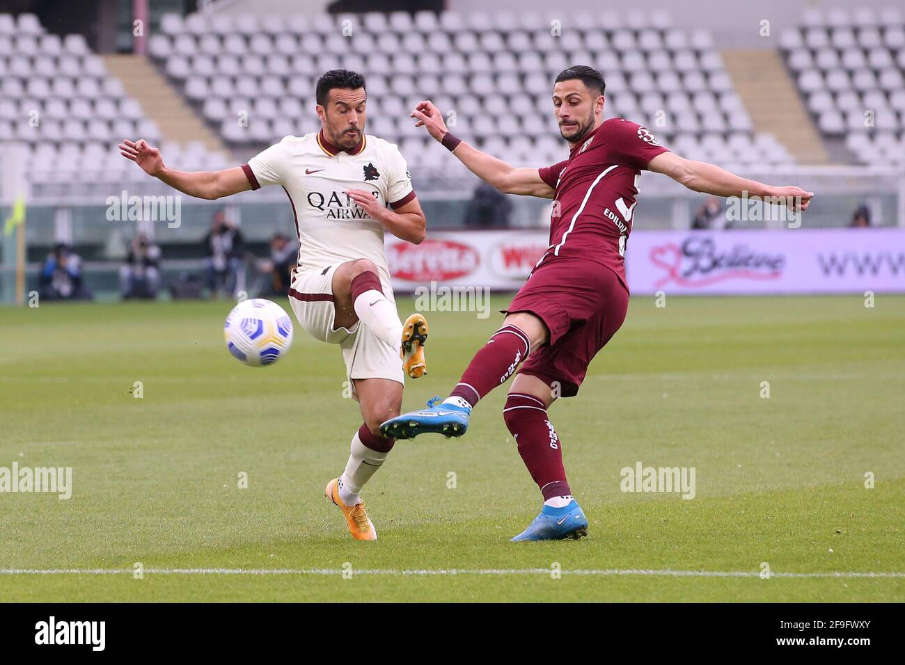 Turin, Italie, le 18 avril 2021. Pedro d'AS Roma fait un mauvais défi sur Rolando Mandragora de Torino FC pendant la série UN match au Stadio Grande Torino, Turin. Le crédit photo devrait se lire: Jonathan Moscrop / Sportimage Banque D'Images