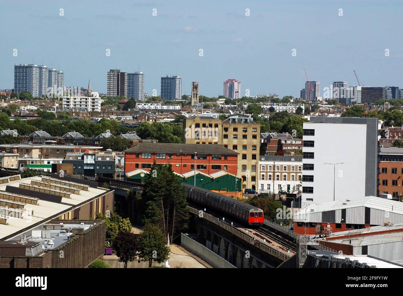 Vue depuis Shepherd's Bush, face à Notting Hill et North Kensington vers le centre de Londres. Un train de métro sur Hammersmith et City un Banque D'Images