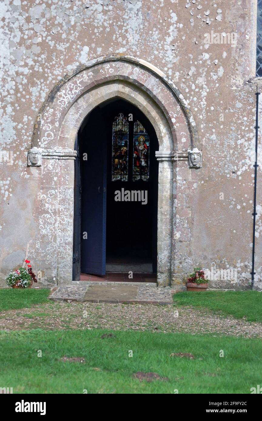 La porte ouest ouverte de l'église Saint-Nicolas dans le village de Steventon, Hampshire. L'auteur du XVIIIe siècle Jane Austen aurait utilisé cette porte beaucoup Banque D'Images