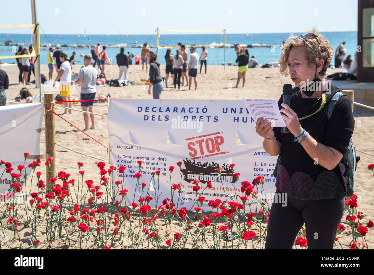 18 avril 2021, Barcelone, Catalogne, Espagne: L'activiste de Stop Mare Mortum est vu lire manifeste.Stop Mare Mortum, une plate-forme qui vise à promouvoir un changement dans les politiques européennes d'immigration et d'immigration afin de garantir et de respecter les droits de l'homme, a mené, sur la plage de Barceloneta à Barcelone, Une action visuelle pour dénoncer les morts constantes en Méditerranée et dans l'Atlantique. Quelque 150 personnes ont effectué une plantation d'une nation au nom des plus de 1200 personnes qui sont mortes en 2020 sur la route pour atteindre les îles Canaries. (Image de crédit : © Thiago Prudencio Banque D'Images