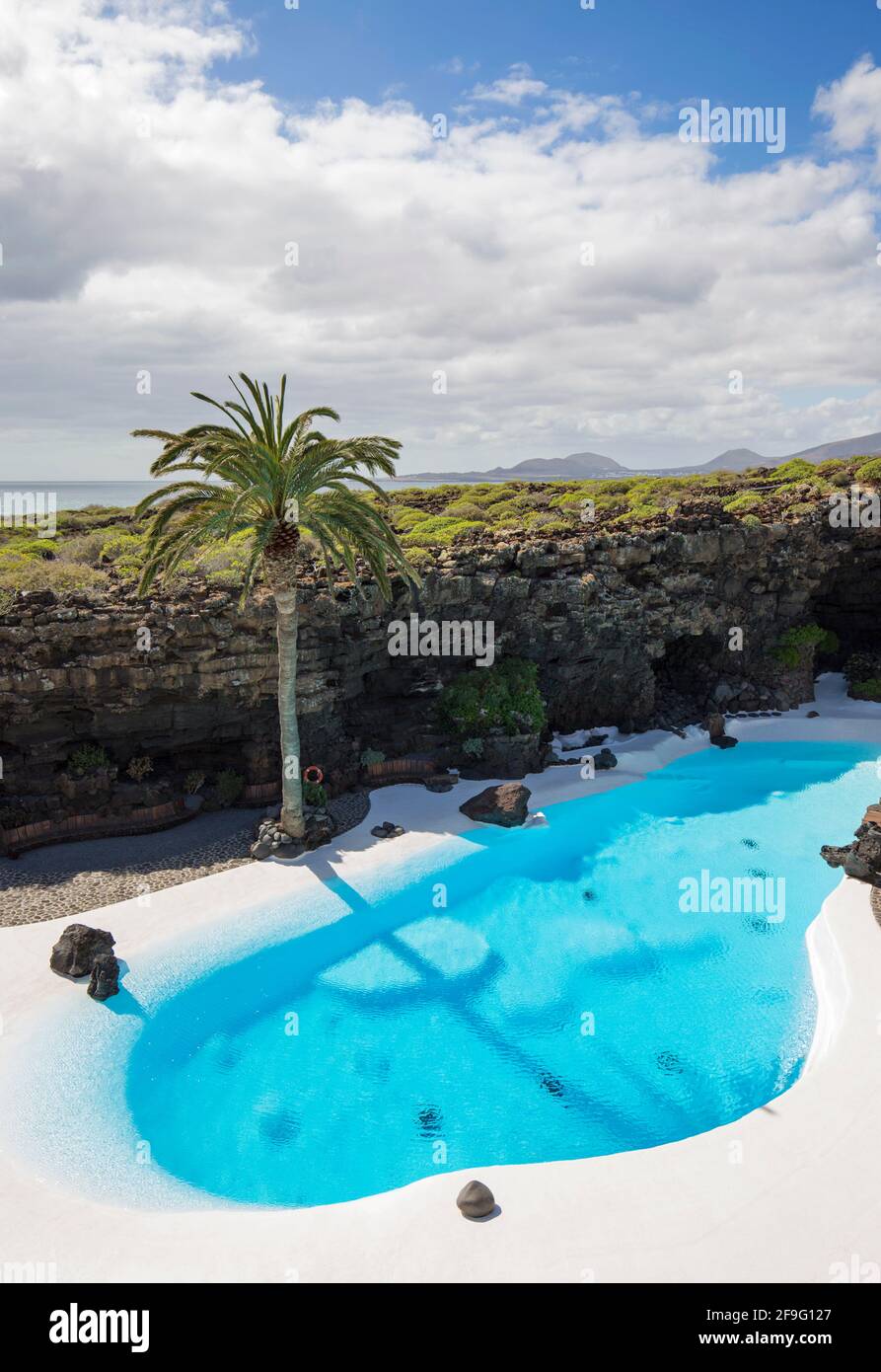 Haría, Lanzarote, Îles Canaries, Espagne. Superbe piscine turquoise dans les jardins créés par César Manrique, Jameos del Agua. Banque D'Images