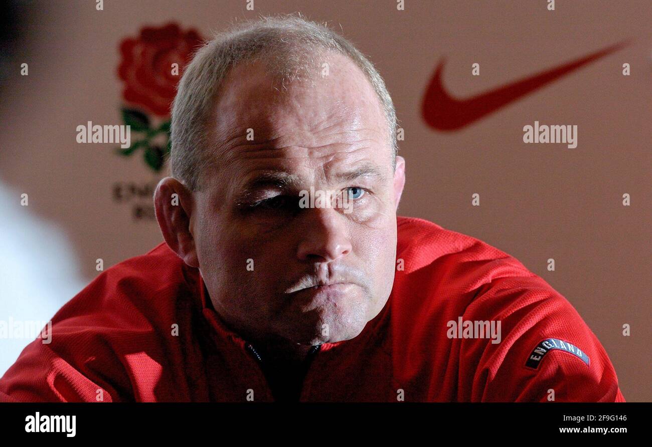 ENGLAND PRESS CONFF À L'HÔTEL PENNYHILL PARK POUR LEUR MATCH DES SIX NATIONS WIOTH ITALIE. ANDY ROBINSON, ENTRAÎNEUR-CHEF DE L'ANGLETERRE. 8/3/2005 PHOTO DAVID ASHDOWNRUGBY ANGLETERRE Banque D'Images