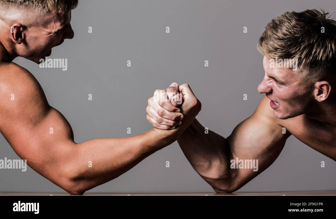 Lutte de bras. Deux hommes luttant. Rivalité, gros plan de lutte de bras mâle. Deux mains. Hommes mesurant les forces, les bras. Lutte à la main, compétition. Mains ou Banque D'Images