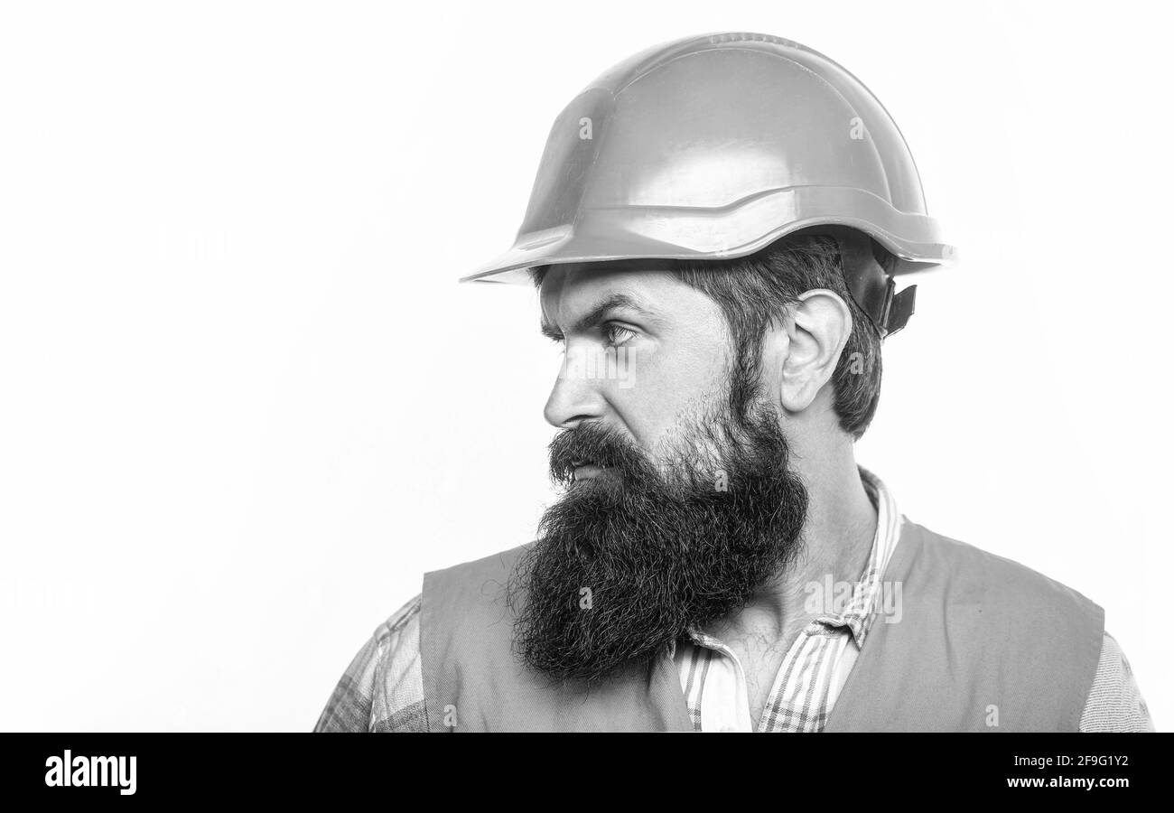 Homme barbu travailleur avec barbe dans un casque de construction ou un casque de sécurité. Architecte de portrait constructeur, ingénieur civil travaillant. Constructeur en casque, contremaître ou Banque D'Images