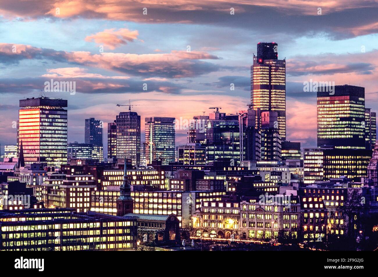 HORIZON DE LONDRES TAMISE VILLE CRÉPUSCULE VINTAGE années 1980 Vintage vieux London City bureaux paysage urbain vintage historique «quartier financier» Nat West Tower et blocs de bureaux éclairés au coucher du soleil historique vieille archive paysage urbain rare vue d'ensemble au coucher du soleil vu du sommet de Tower Bridge London City skyline Londres Royaume-Uni Banque D'Images