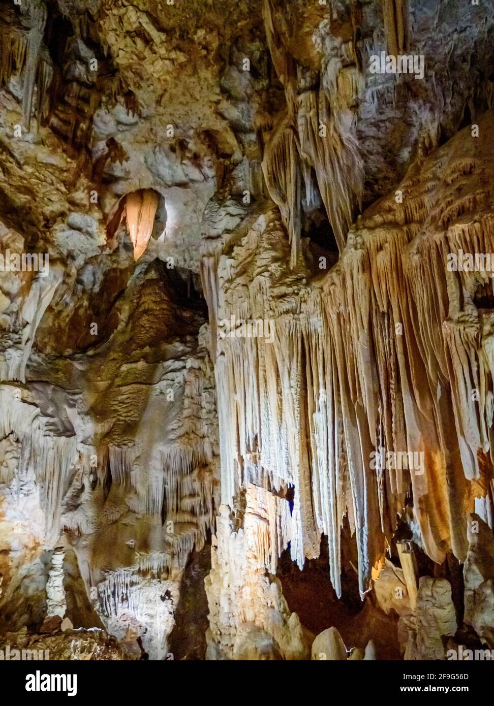 Intérieur de la grotte avec stalactite et stalagmite Banque D'Images