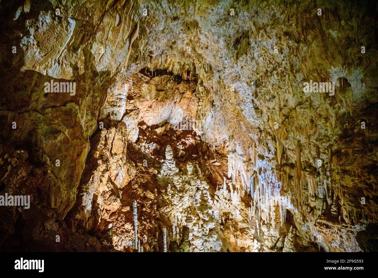 Intérieur de la grotte avec stalactite et stalagmite Banque D'Images
