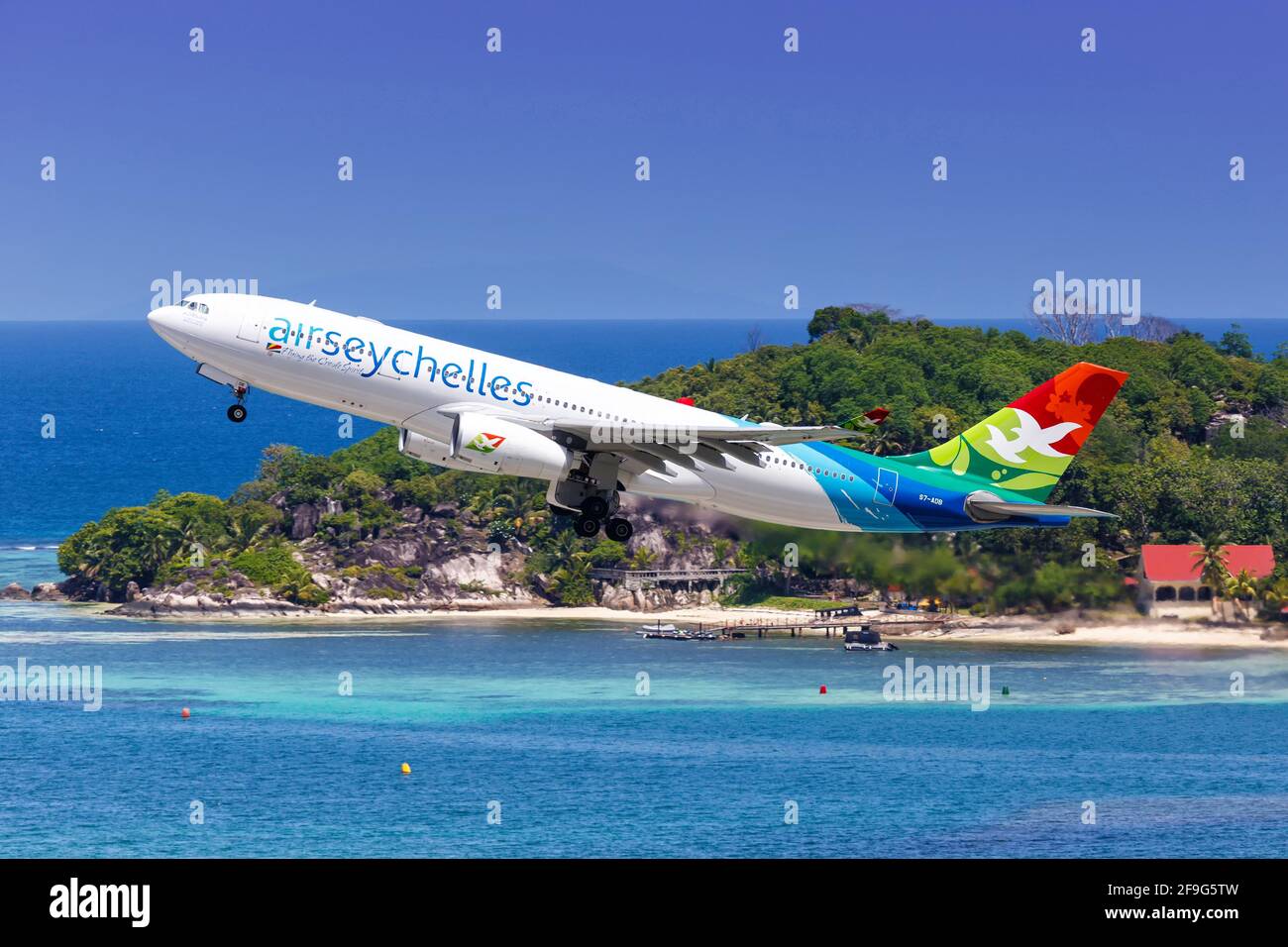 Mahé, Seychelles - 24 novembre 2017 : avion Airbus A330 d'Air Seychelles à l'aéroport international des Seychelles (SEZ) aux Seychelles. Airbus est une UE Banque D'Images