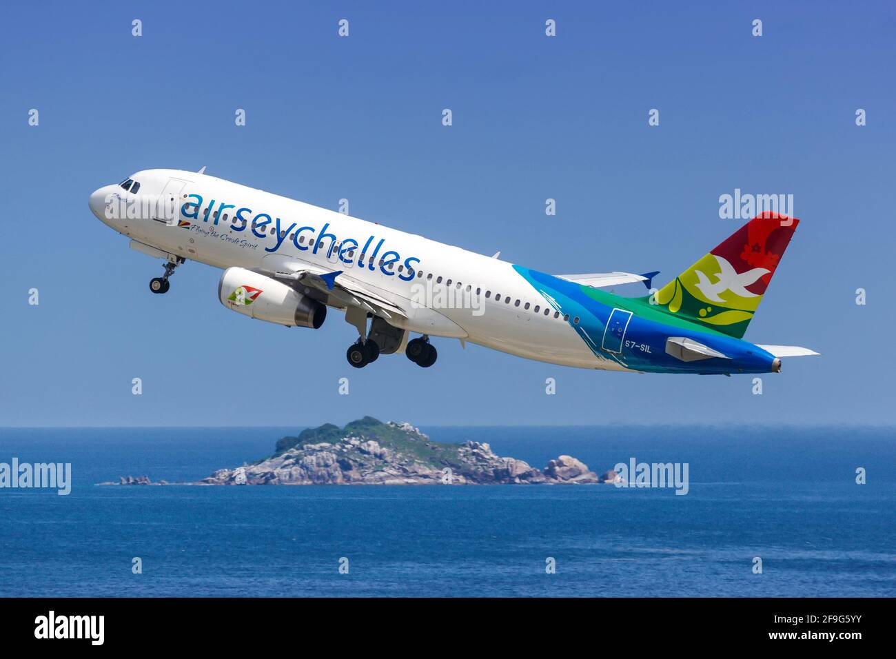 Mahé, Seychelles - 24 novembre 2017 : avion Airbus A320 d'Air Seychelles à l'aéroport international des Seychelles (SEZ) aux Seychelles. Airbus est une UE Banque D'Images