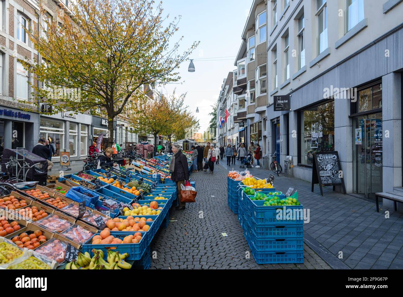 Vue ensoleillée en plein air, stands de magasins, café restaurant dans la rue piétonne en direction de Markt Maastricht autour de Stadhuis Maastricht, de ville Photo Stock -