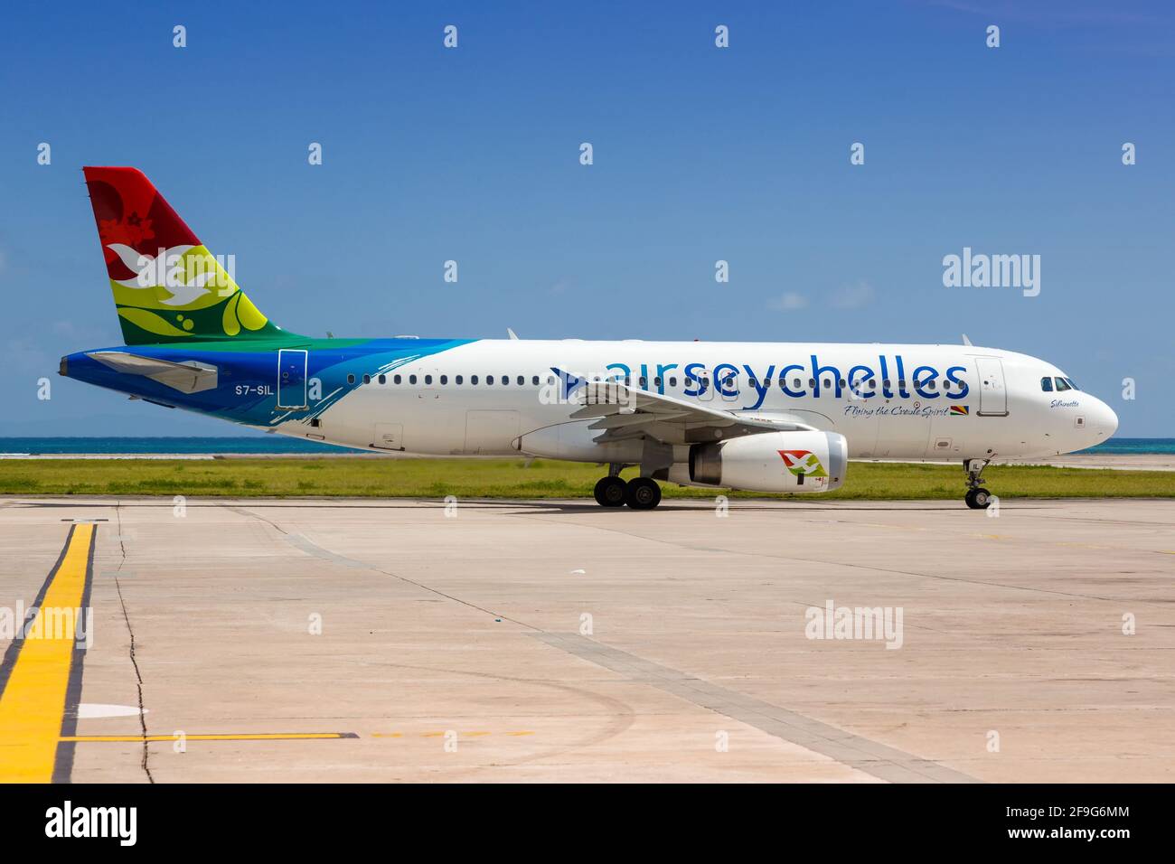 Mahé, Seychelles - 26 novembre 2017 : avion Airbus A320 d'Air Seychelles à l'aéroport international des Seychelles (SEZ) aux Seychelles. Airbus est un EUR Banque D'Images