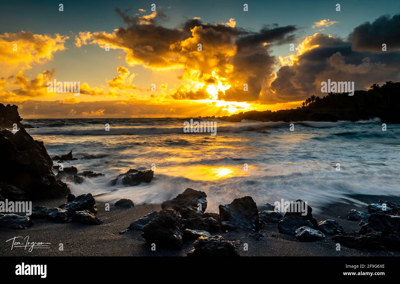 Majestic Sunrise, Black Sand Beach, Road to Hana, Waianapanapa State Park, Maui Hawaii, ÉTATS-UNIS Banque D'Images