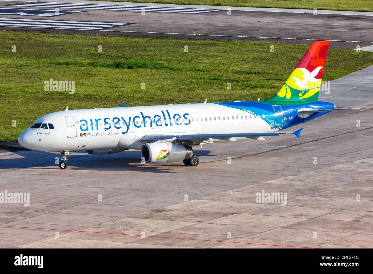 Mahé, Seychelles - 25 novembre 2017 : avion Airbus A320 d'Air Seychelles à l'aéroport international des Seychelles (SEZ) aux Seychelles. Airbus est un EUR Banque D'Images