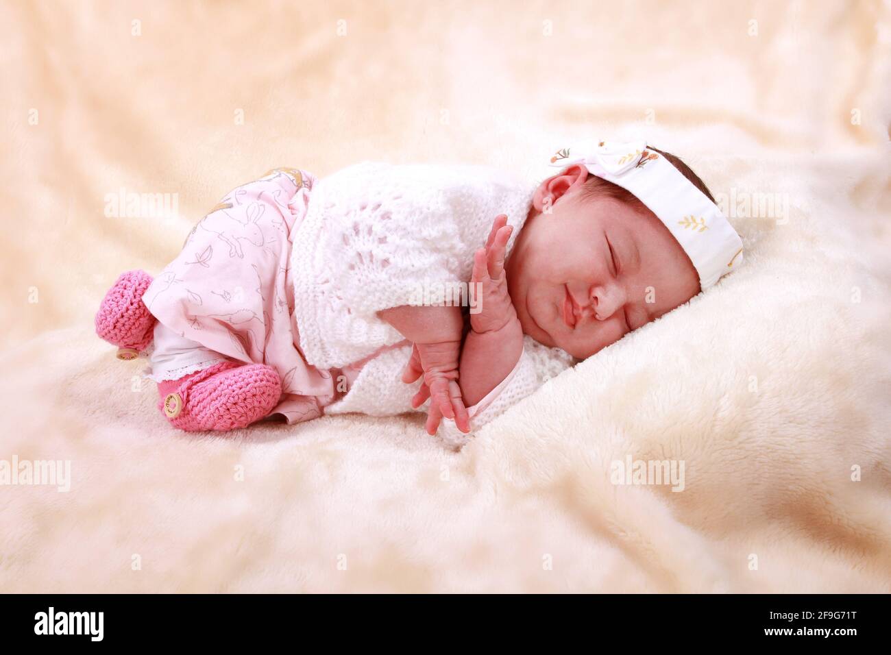 Belle Fille De Bebe Nouveau Ne Bebe Photo Stock Alamy Belle Fille De Bebe Nouveau Ne Bebe Photo Stock Alamy