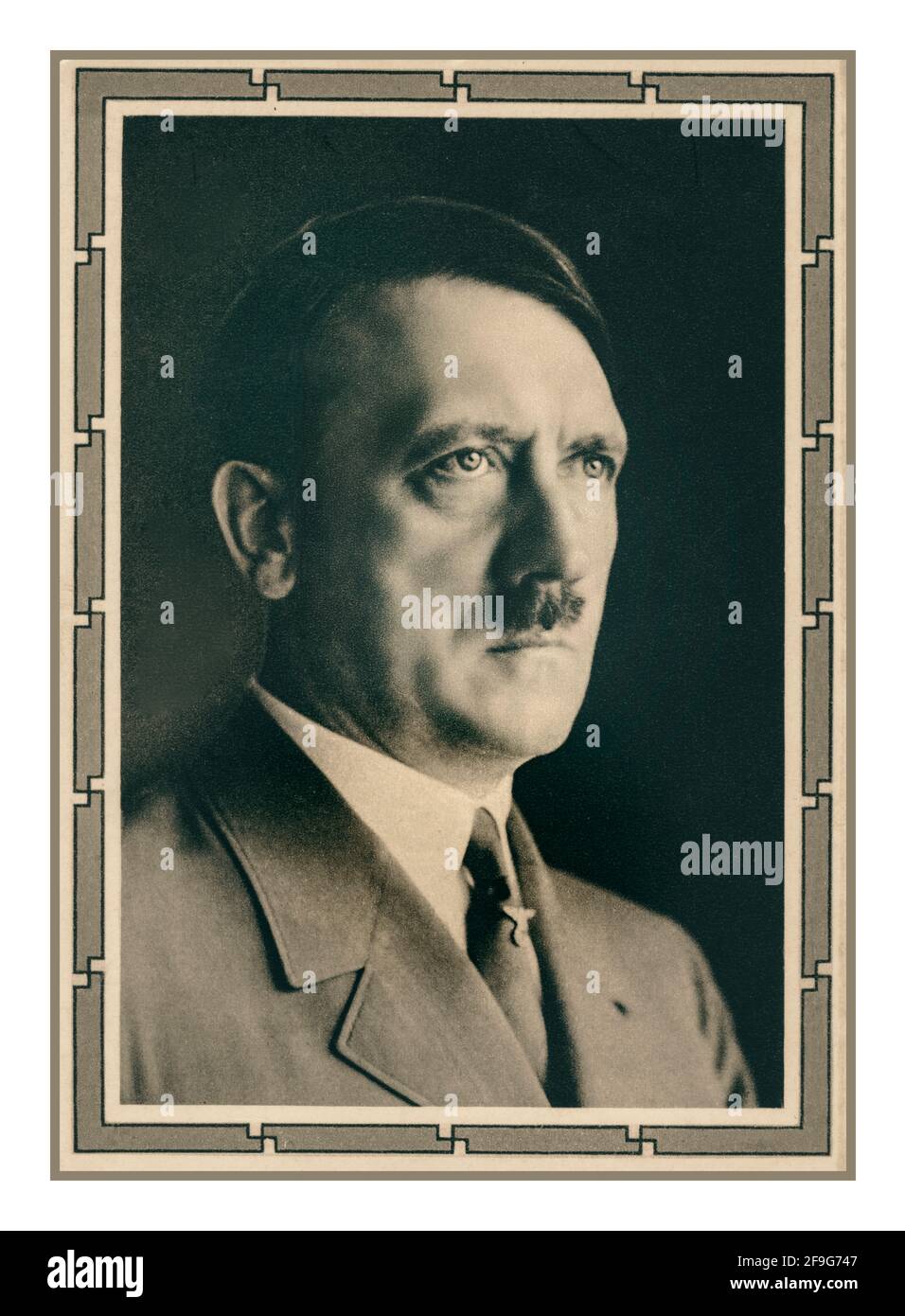 ADOLF HITLER des années 1930 Studio officiel Hoffmann Portrait dans le cadre de thème original swastika superposition de Fuhrer Adolf Hitler image de propagande en Allemagne nazie pour des affiches et des cartes postales Banque D'Images ADOLF HITLER des années 1930 Studio officiel Hoffmann Portrait dans le cadre de thème original swastika superposition de Fuhrer Adolf Hitler image de propagande en Allemagne nazie pour des affiches et des cartes postales Banque D'Images