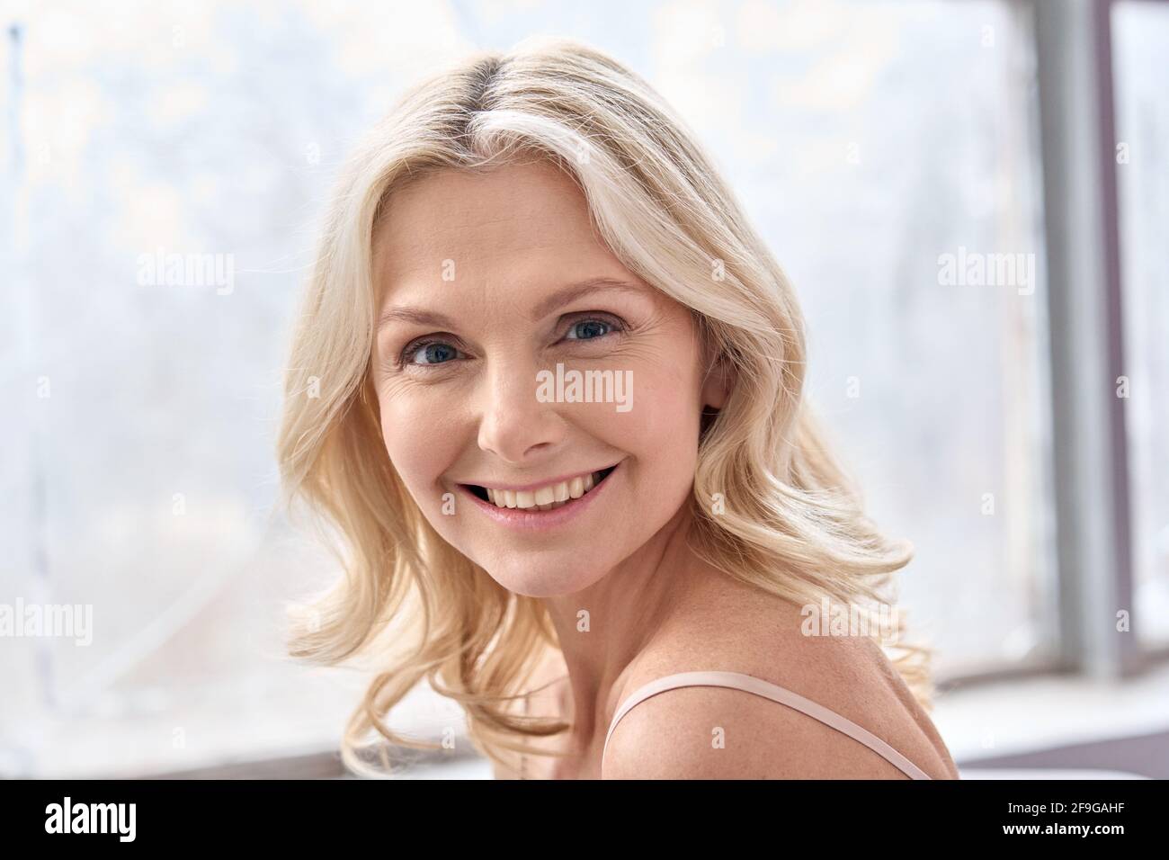 Femme mûre souriante 50s portrait regardant l'appareil photo. Banque D'Images