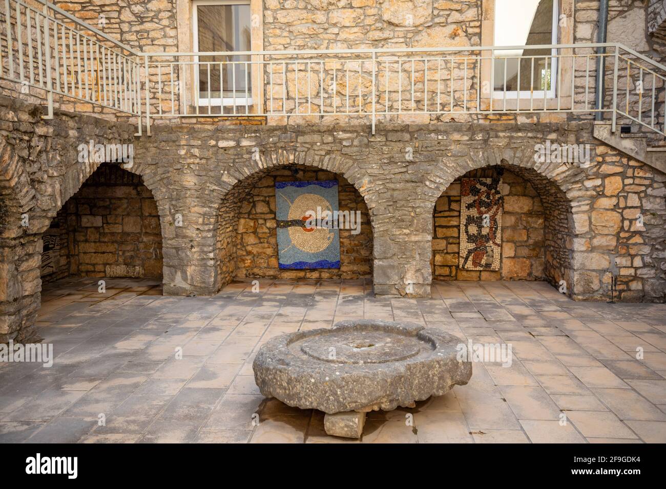 Cour médiévale dans la vieille ville de Vela Luka, île de Korcula, Croatie Banque D'Images