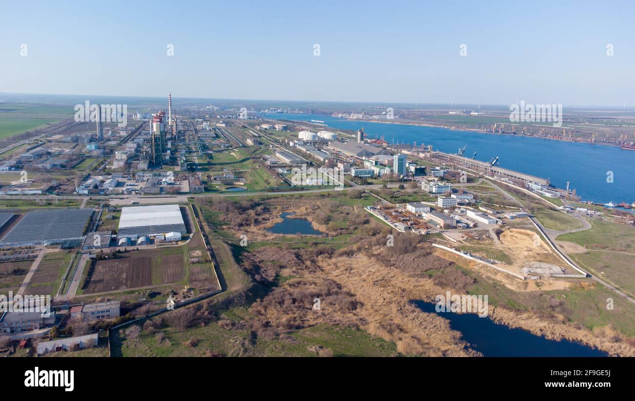 Baie de la mer. Port Yuzhny et Port Plant vue depuis la mer depuis un hélicoptère Banque D'Images