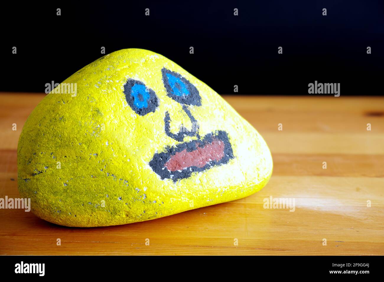 un rocher peint par un enfant comme un ami imaginaire Banque D'Images