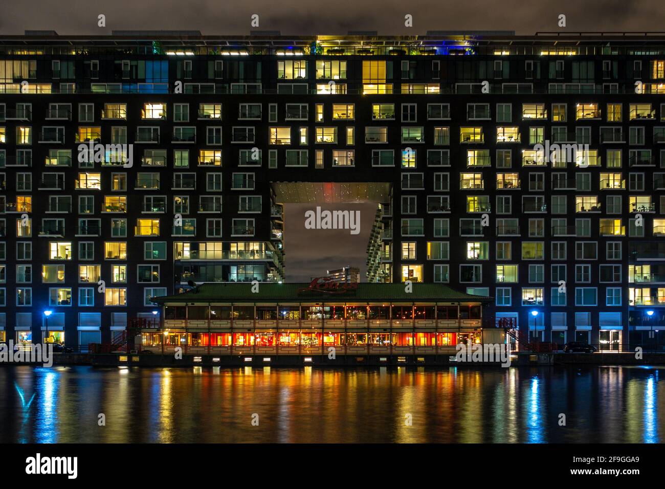 Bâtiment résidentiel avec restaurant asiatique à Baltimore Wharf la nuit, Londres, Angleterre Banque D'Images