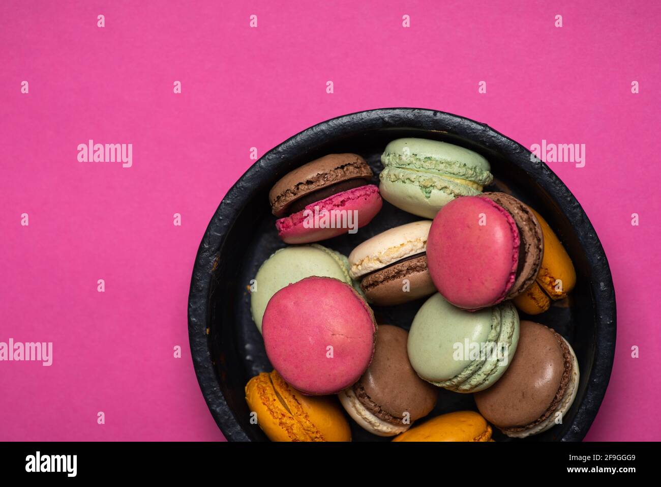 Desserts à base de biscuits sucrées au macaron ou au macaron sur fond rose Banque D'Images