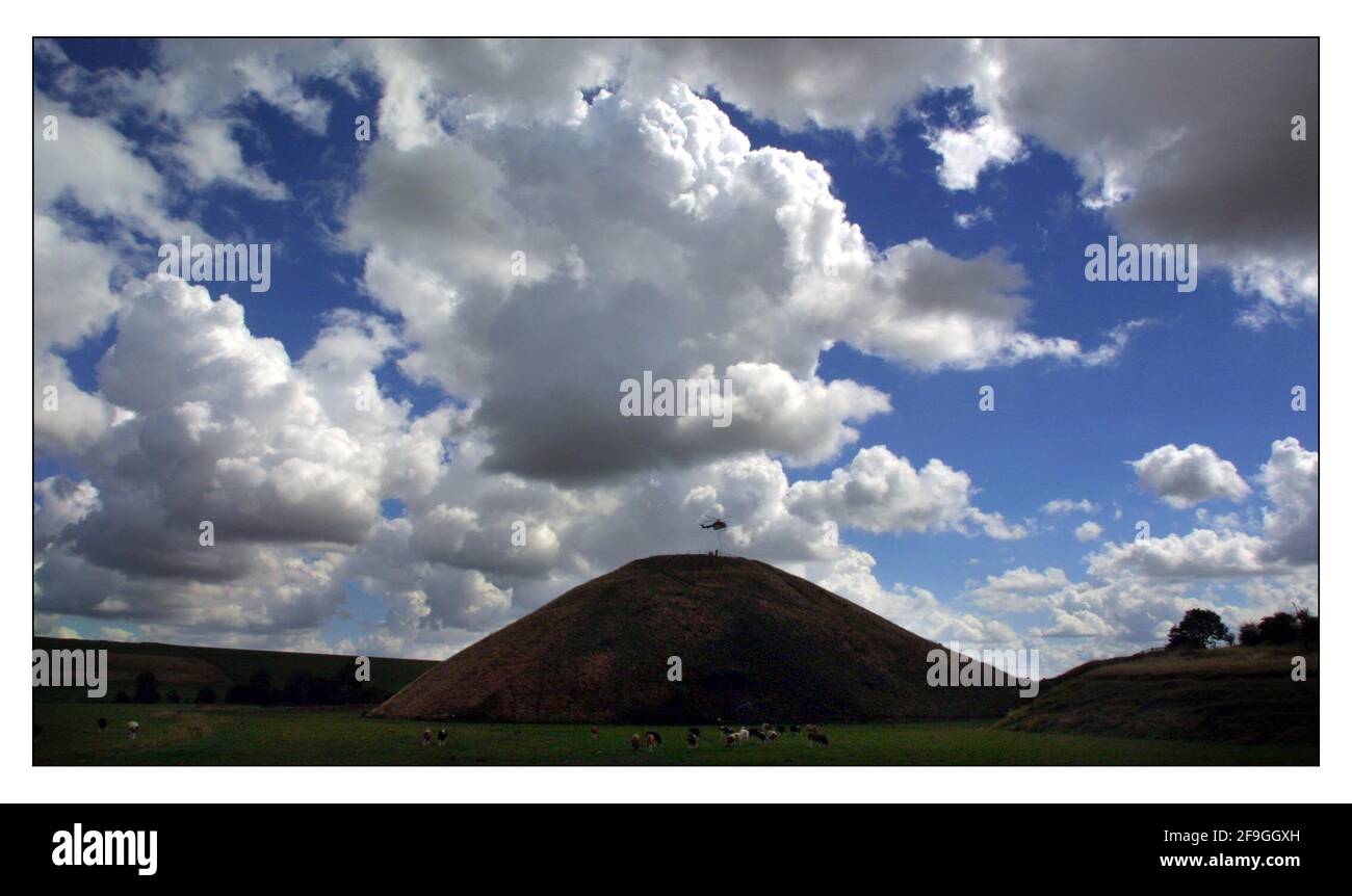 Silbury Hill dans le Wiltshire, construit entre les 28e et 20e siècles avant JC, A été l'arbre dans lui bouché avec de la craie placé par hélicoptère, cela va la stabale dans la préparation pour le 21e siècle AD techniques qui seront utilisées pour scanner et de la carte de l'intérieur dans la préparation pour les réparations.pic David Sandison 16/8/2001 Banque D'Images