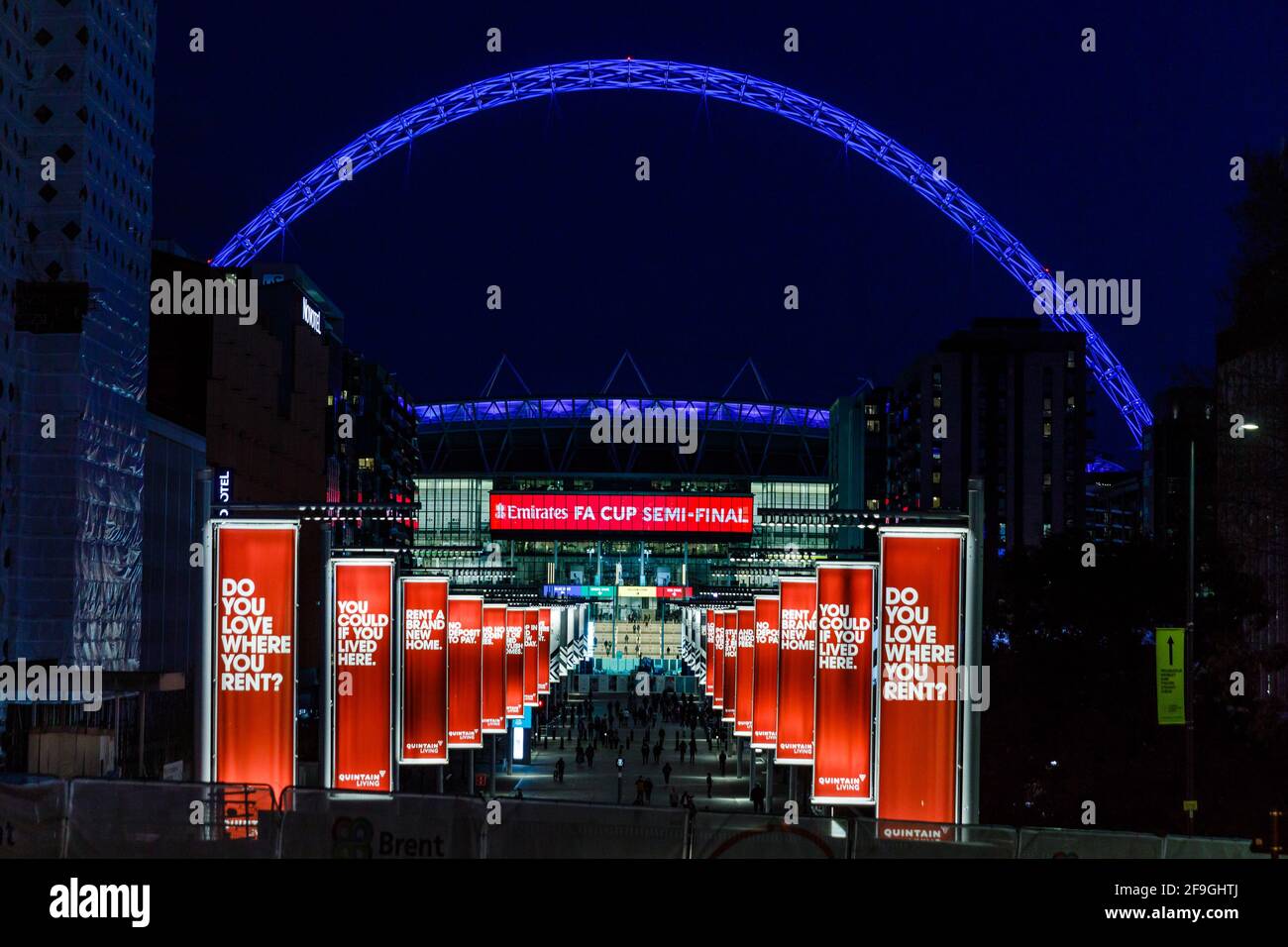 Stade Wembley, Wembley Park, Royaume-Uni. 18 avril 2021.les foules quittent le stade Wembley sur les étapes olympiques nouvellement finies après la demi-finale de la coupe FA d'aujourd'hui entre Leicester City et Southampton. 4,000 résidents locaux et le personnel du NHS ont assisté au match à Wembley, la plus grande foule à avoir assisté à un match de football dans un grand stade britannique depuis plus de 12 mois. Amanda Rose/Alamy Live News Banque D'Images
