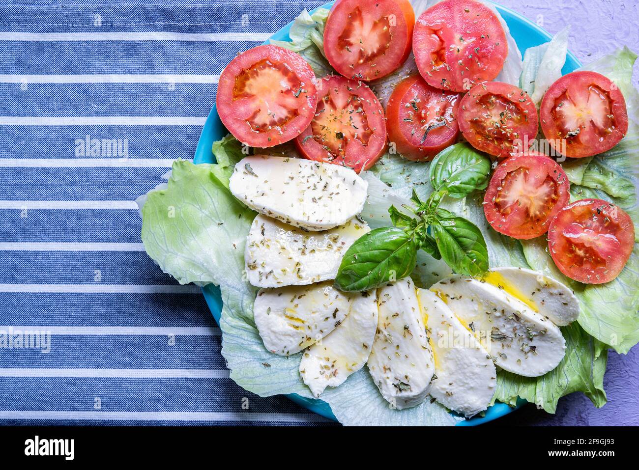 assiette avec vue sur le dessus avec caprese mozzarella tradition culinaire italienne méditerranéenne repas végétarien en hauteur Banque D'Images