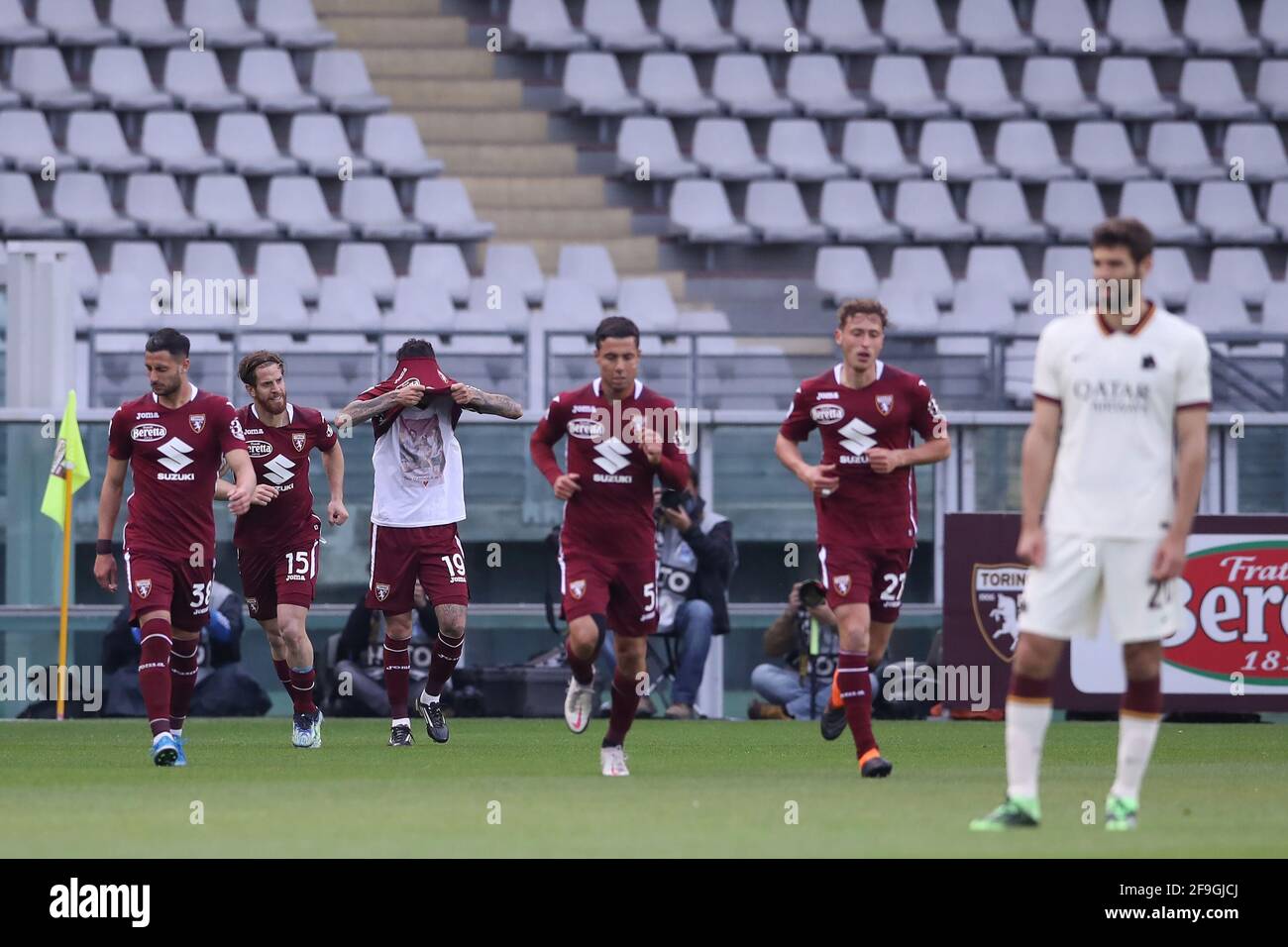 Turin, Italie, le 18 avril 2021. Antonio Sanabria de Torino FC tire sa chemise sur sa tête après avoir révélé un t-shirt imprimé pendant la célébration de son but égalisateur pendant le match de la série A au Stadio Grande Torino, Turin. Le crédit photo devrait se lire: Jonathan Moscrop / Sportimage Banque D'Images