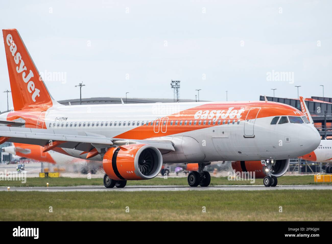 EasyJet Airbus A320 NEO registration G-UZHW taxant le 16 avril 2021 à l'aéroport de Londres Luton, Bedfordshire, Royaume-Uni Banque D'Images