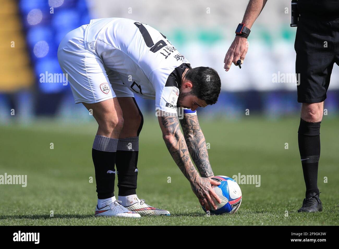 Alex Mowatt #27 de Barnsley fait la queue Un coup de pied gratuit Barnsley Banque D'Images