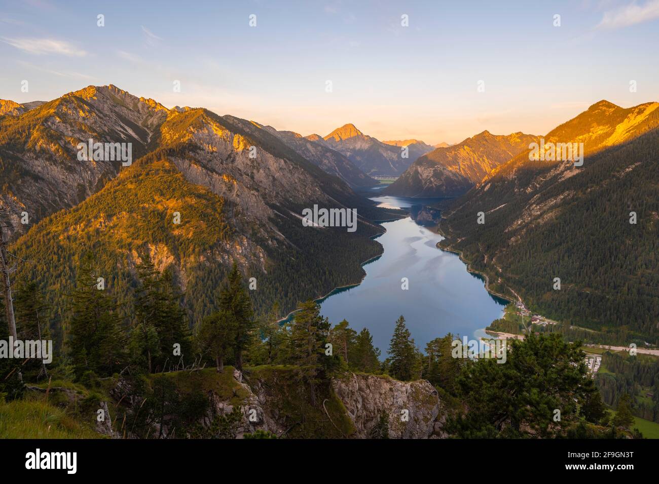 Vue depuis le sommet de Schoenjoechl, atmosphère matinale, Plansee avec montagnes, Tyrol, Autriche Banque D'Images