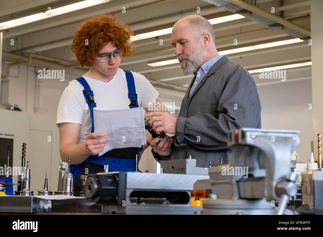 Maître et apprenti, apprenti, formation, mécanicien de précision, mécanique, Apprenti, traitement des métaux, technologie, Bavière, Allemagne Banque D'Images