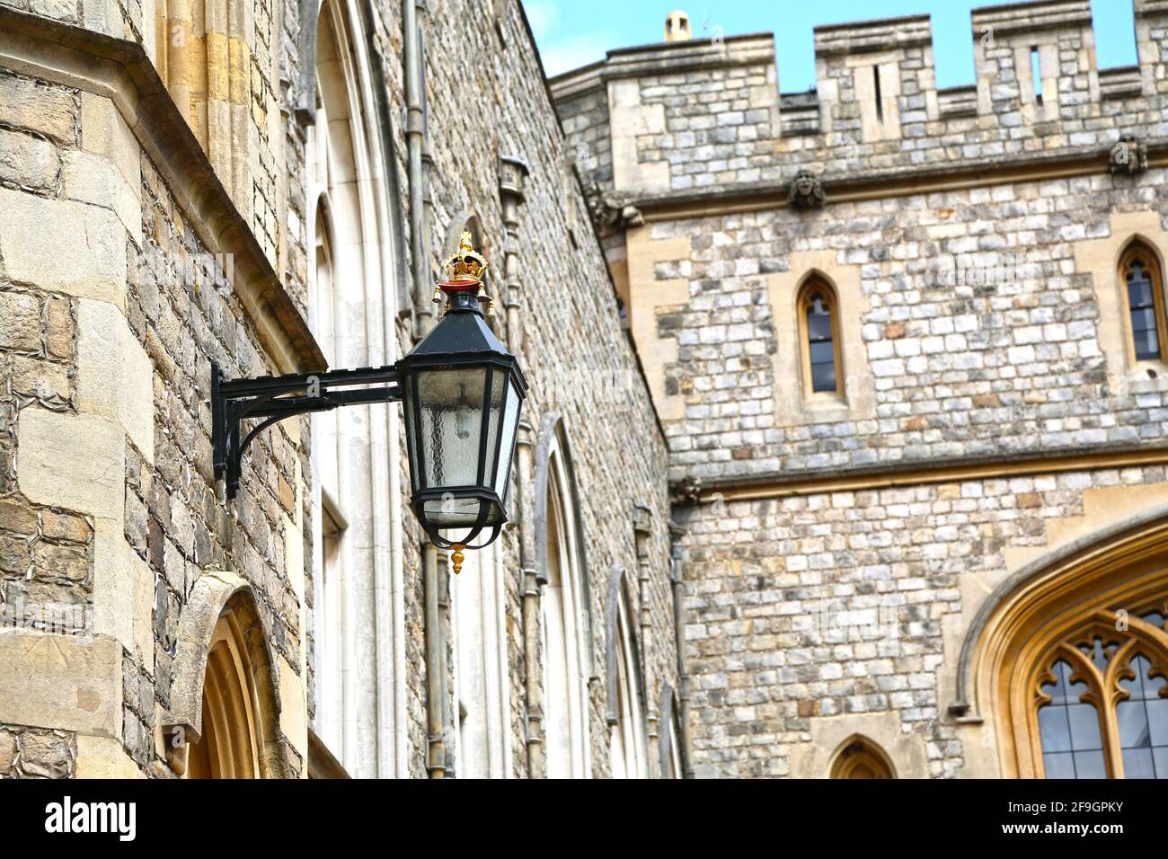 Lampadaire anglais vintage sur un mur en pierre au château de Windsor Photo  Stock - Alamy