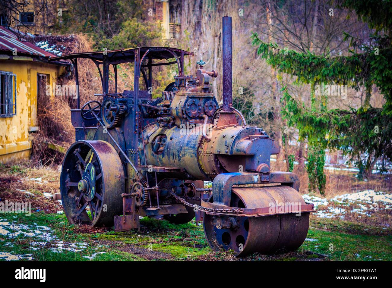 Un vieux tracteur agricole rouillé et délabrée abandonné à la campagne Banque D'Images