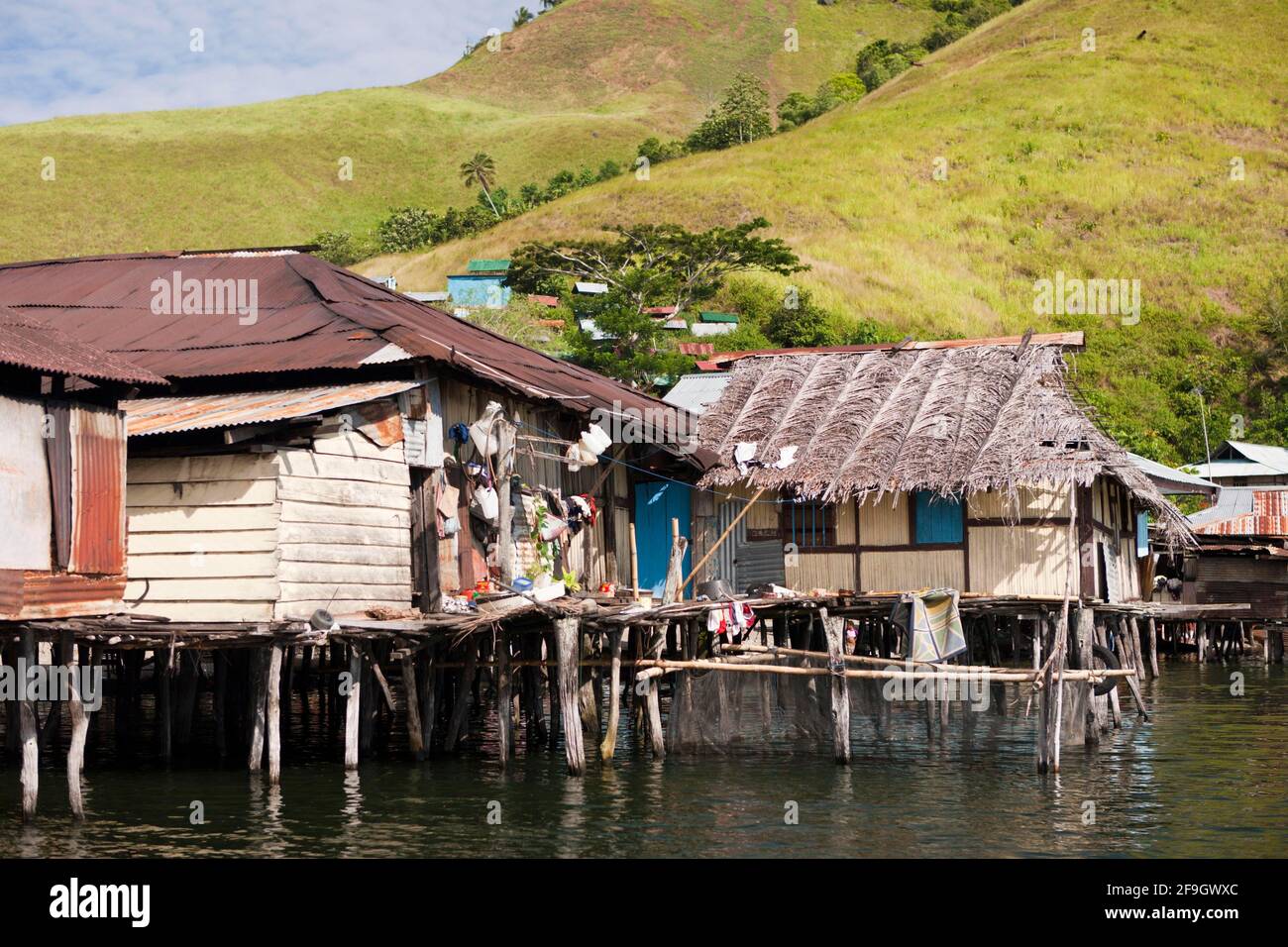 Cabanes de pêche, lac de Sentani, Jayapura, Papouasie occidentale, maisons à pilotis, Indonésie Banque D'Images