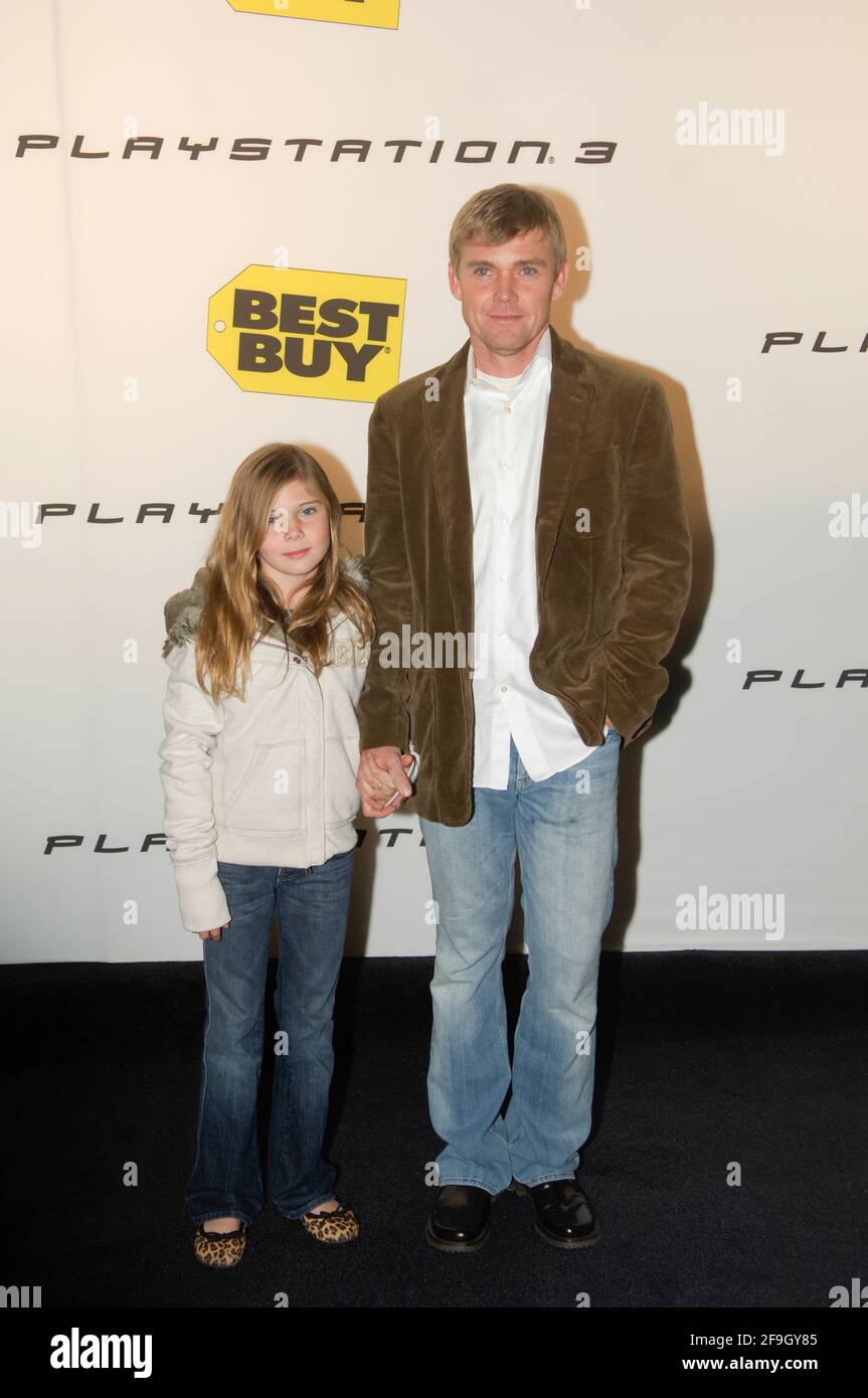 L'acteur Rick Schroder et sa fille assistent au lancement de la nouvelle PLAYSTATION 3 ay Best Buy West Hollywood le 16 novembre 2006 à Los Angeles, en Californie. Banque D'Images