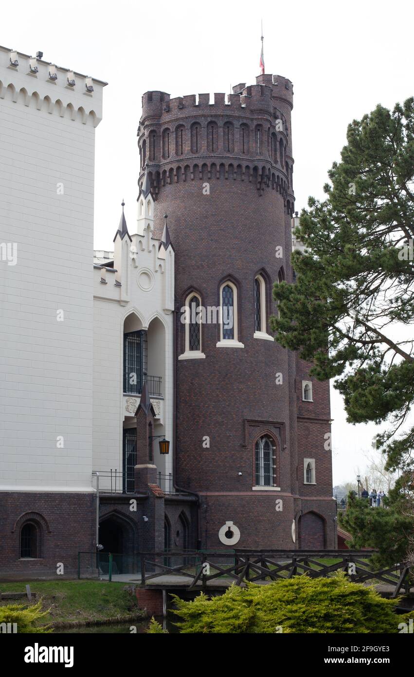 Pologne, Kornik - 18 avril 2021: Château néogothique à Kornik entre Poznan - Wielkopolska Polan Voyage Banque D'Images